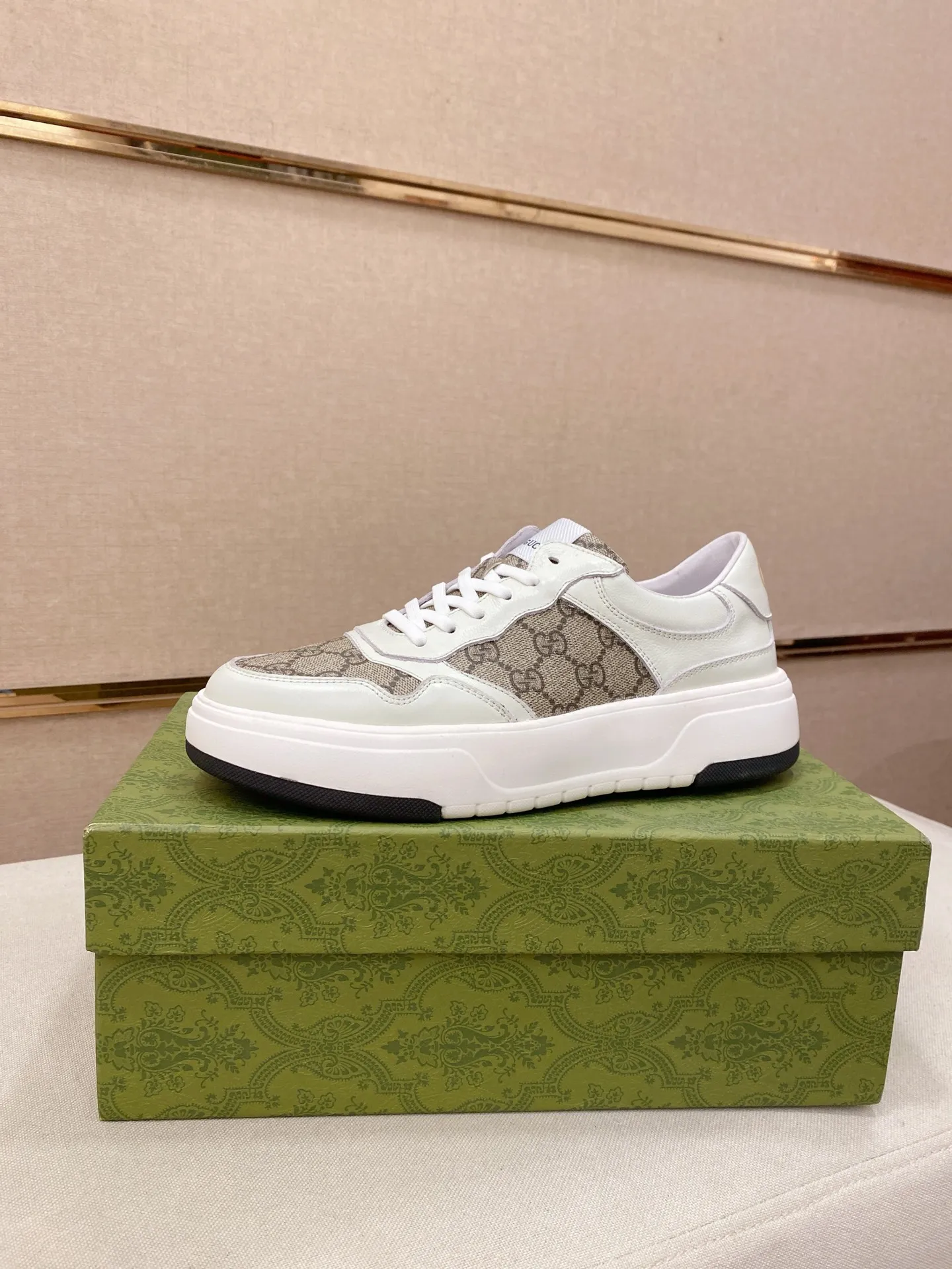 Men's shoes 💰 440 💰 High-quality new GUCCI counters are launched simultaneously. The new men's shoes, 😘fabrics are selected from imported cowhide, and the lining is sheepskin lining. 👍🏿 High-end ☄️ air-cushion molded anti-slip rubber outsole, exquisite lines, simple and elegant, comfortable and high-end for leisure travel. Code number: 38 to 44 (45 can be customized and cannot be returned or exchanged)